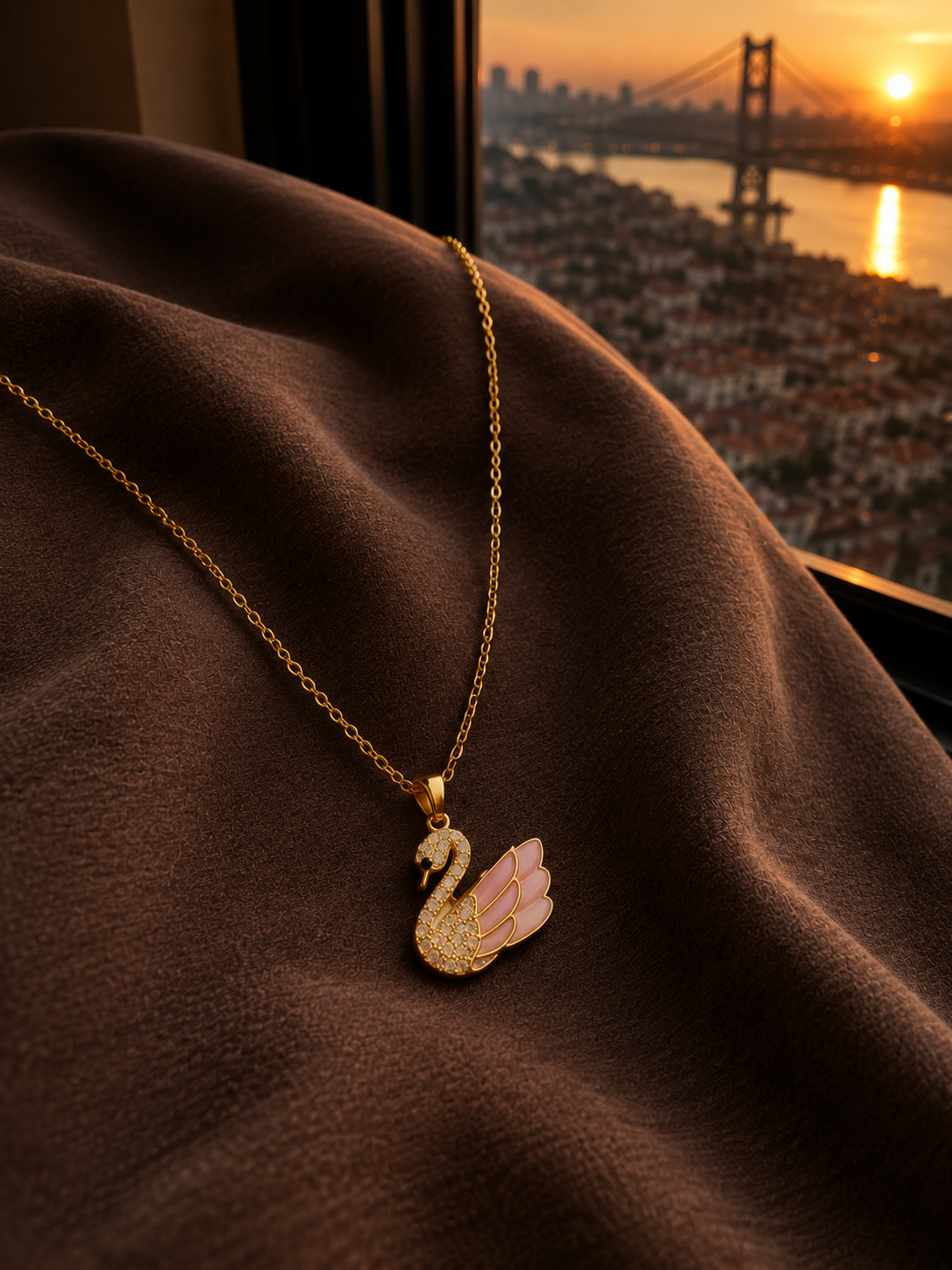 Gold Renk Gümüş ve Pembe Detaylı Kuğu Kolye